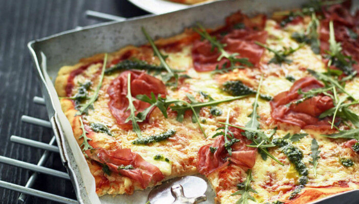 Recept på pizza i långpanna med bresaola och ruccola