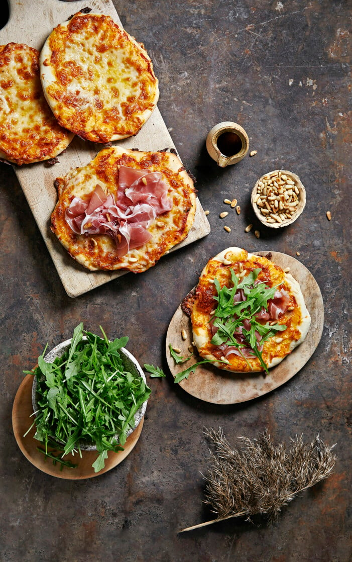 Recept på pizza med serrano, ruccola och pinjenötter