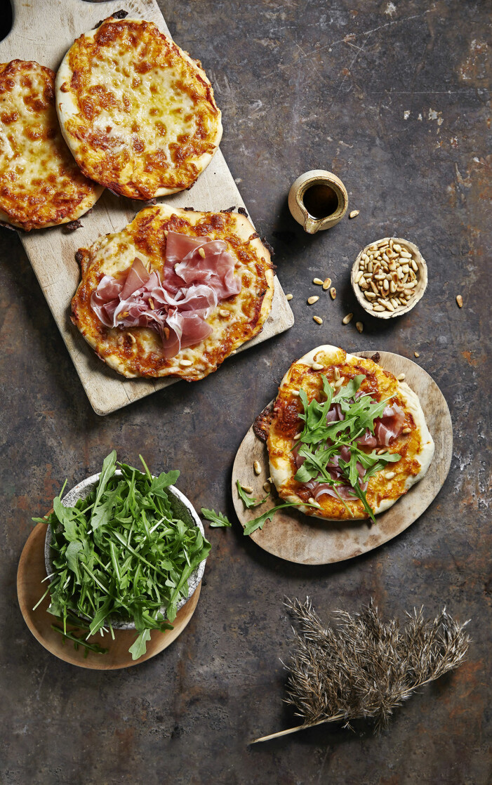 Recept på pizza med serrano, ruccola och pinjenötter
