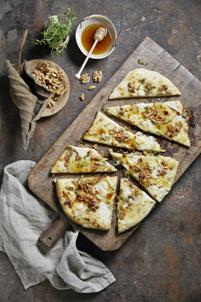 Recept på pizza med tre sorters ost och valnötter