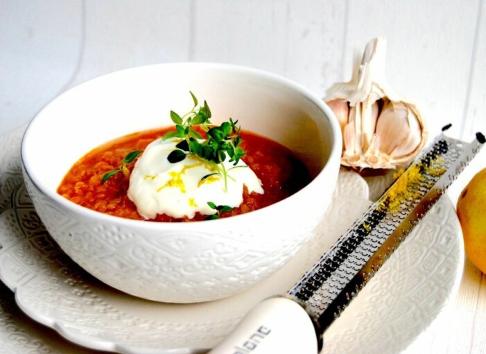 Recept på röd linsgryta med hetta och citrusyoghurt