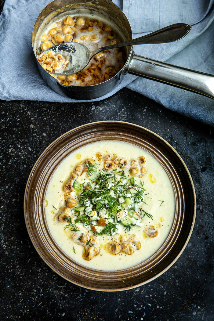 Recept på rotsellerisoppa med brynt smör och hasselnötter