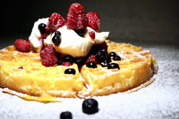 Recept på saffransvåfflor med grädde och bär