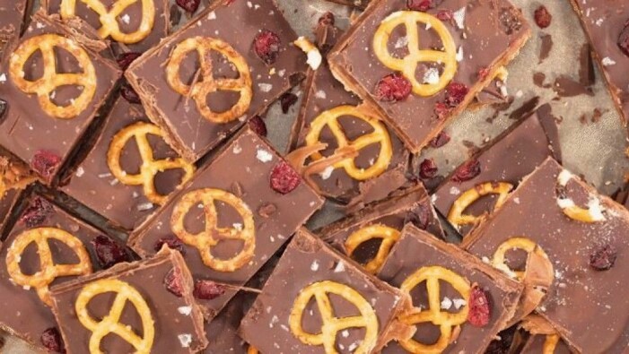 Recept på salta chokladrutor med Dumle och tranbär