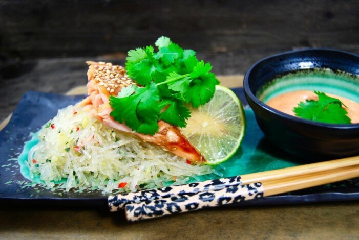 Recept på teriyaki- och sesamglaserad salmalax med nudelsallad