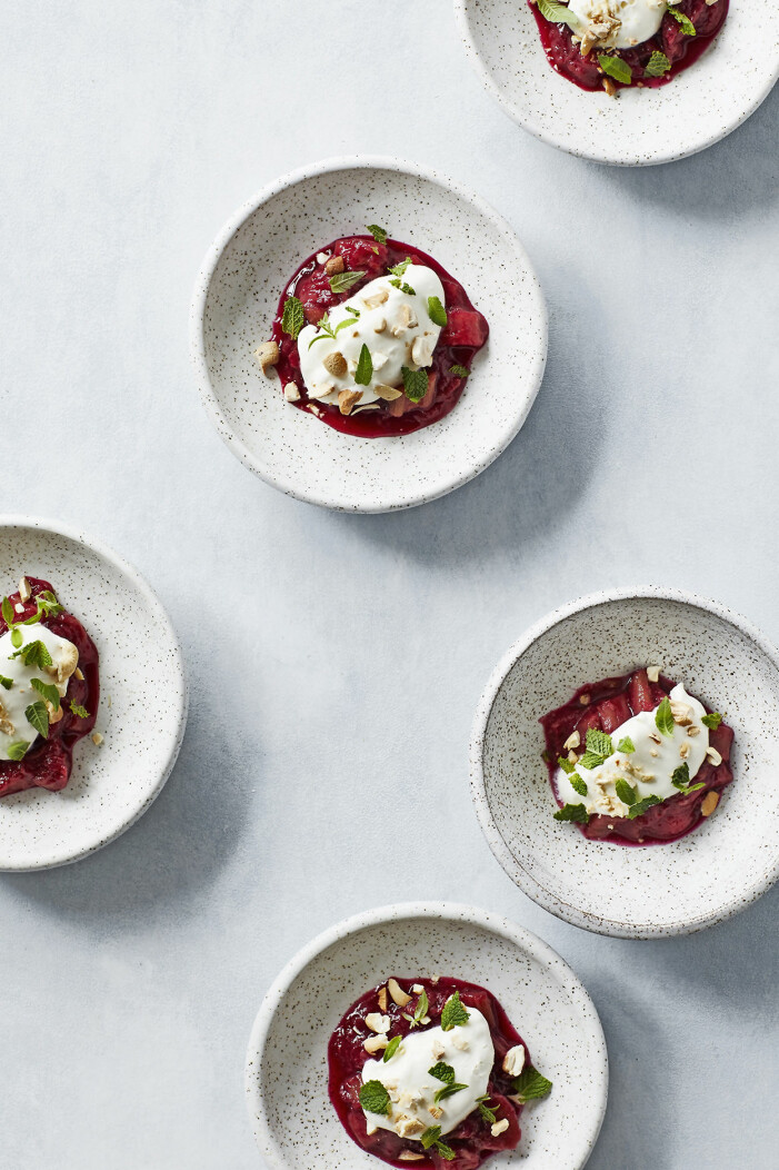 Recept på ugnsbakad rabarber med rostad cashew och mynta