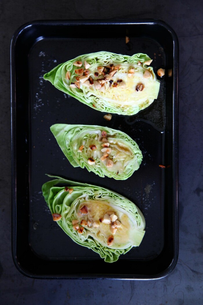 Recept på ugnsrostad spetskål med brynt sojasmör och rostade hasselnötter