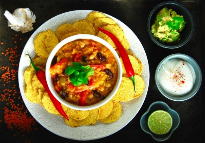 Recept på vegetarisk gryta med avokado, gräddfil och nachos