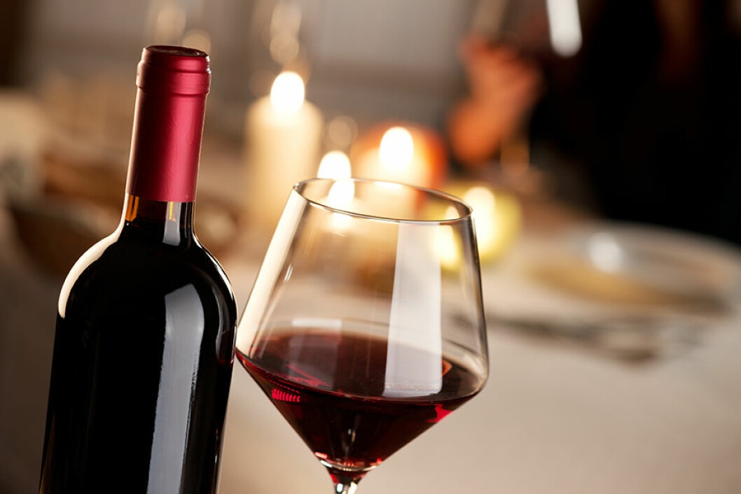 Vin bra för hälsan, bild med flaska och glas rött vin