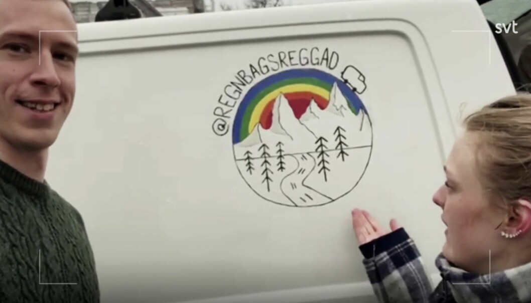 På Instagramkontot @regnbagsreggad kan man följa parets resa med bilen. anton och sofia visar upp bilens instagramkonto regnbagsreggad