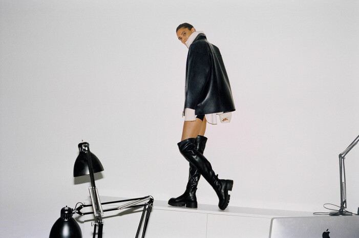 Skinnjacka, 9 900 kr, Stand Studio. Stickad tröja, 2 800 kr, Eytys. Skjorta, 599 kr, Carin Wester. Shorts, stylistens egna. Boots, 349 kr, H&M. Modellen har på sig en svart skinnjacka med en stickad tröja under och shorts