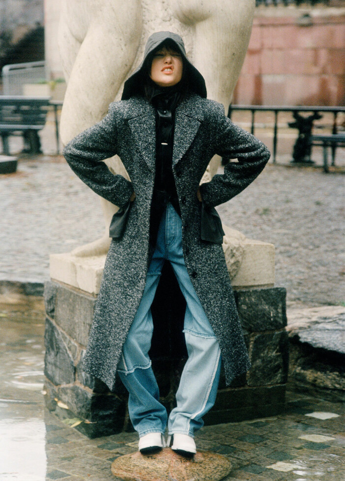 Kappa, 7 999 kr, och hatt, 699 kr, båda Tiger of Sweden. Skjorta i skinn, 13 000 kr, Acne Studios. Jeans, 2 900 kr, Eytys. Boots, 5 200 kr, Our Legacy. Modellen har på sig lång kappa, skjorta i skinn och blå jeans