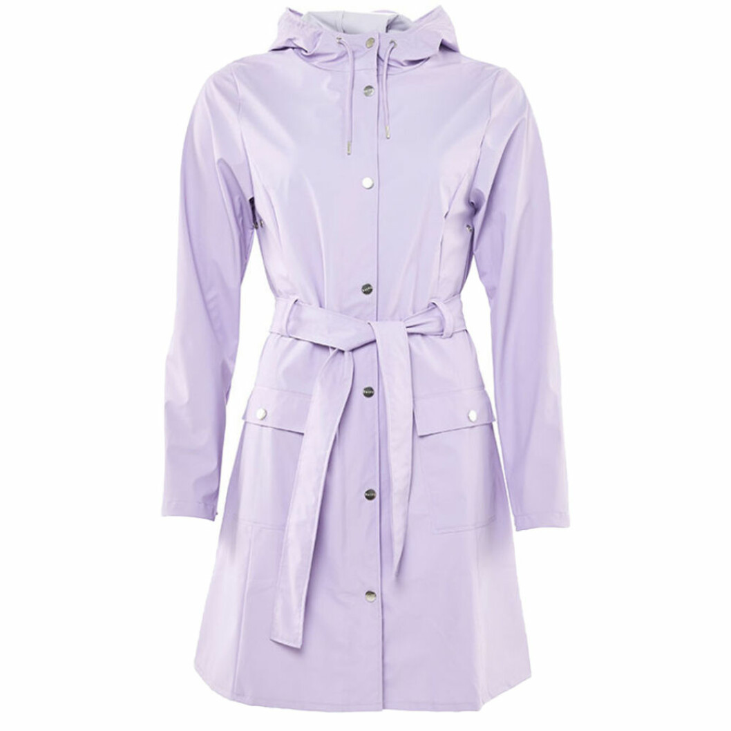 Lila regnjacka från Rains, <a href="https://track.adtraction.com/t/t?a=1136856392&as=1212076637&t=2&tk=1&epi=regnjacka&url=https://www.ahlens.se/Mode/jackor/regnjackor-570604/rains-curve-jacket-lavendel-90619978/" target="_blank" rel="noopener">899 kronor</a>. Lila regnjacka med luva från Rains