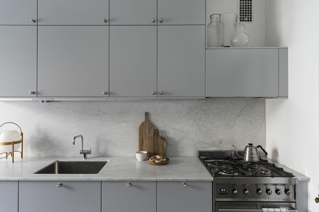 Neutrala färger och materialval som går ihop med olika inredningsstilar är ett bra val när man renoverar. Foto: Fastighetsbyrån Snyggt renoverat grått kök