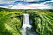 Vybild över grönt landskap med vattenfall