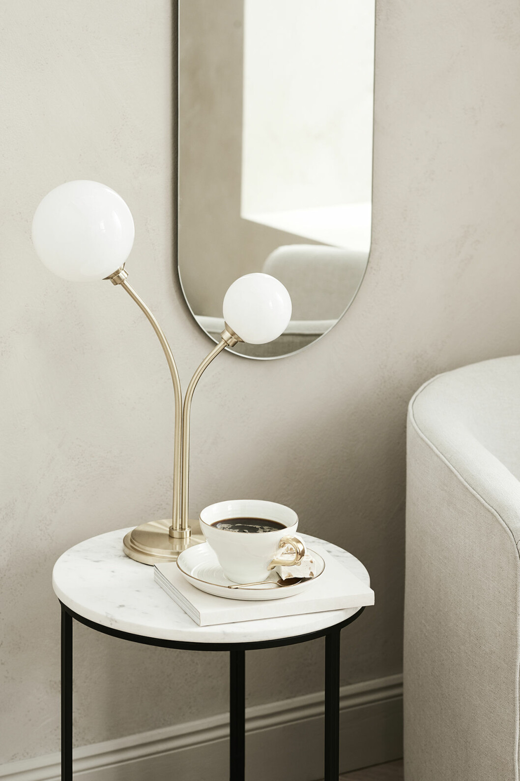 Foto: H&M home Retroglammig spegel och lampa till ett sovrum i hotellstil