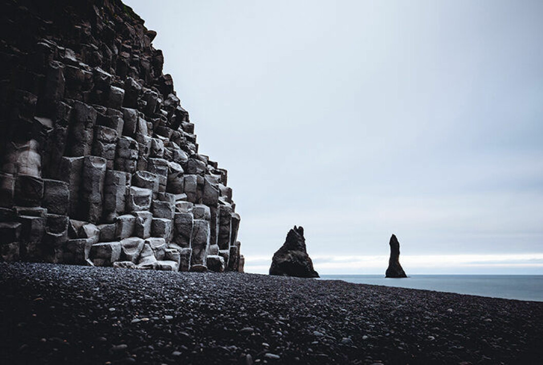 Foto: Denys Nevozhai/Unsplash Reynisfjara är en svart strand på Island som ofta syns på Instagram