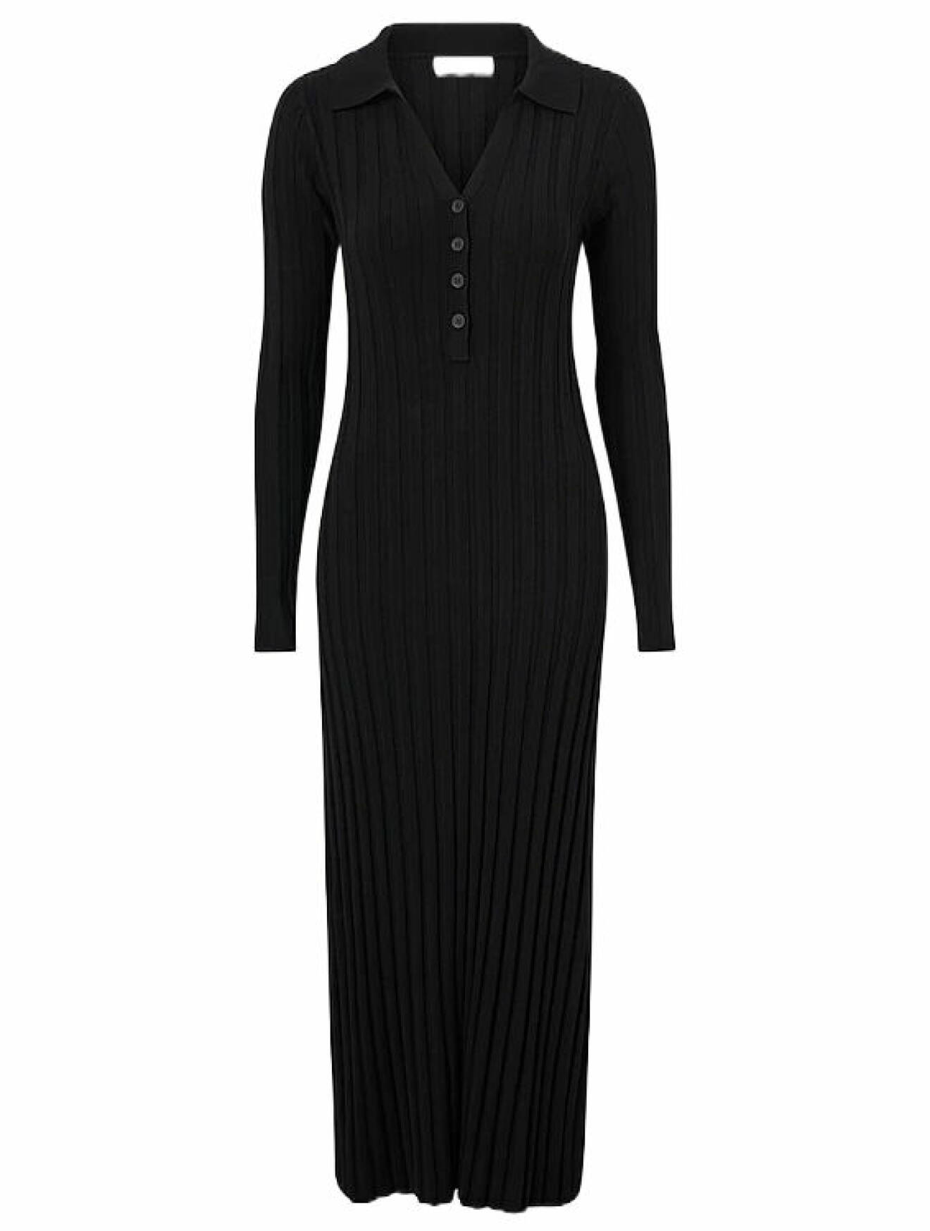 svart ribbstickad klänning med knappar och krage