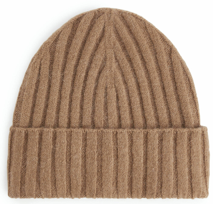 Ribbstickad mössa i beige