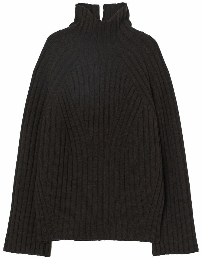 Ribbstickad tröja från H&M i oversized modell och en vacker nyans av chokladbrunt.
