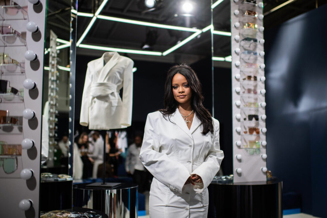 Rihanna i en vit kavaj från sin senaste klädkollektion.