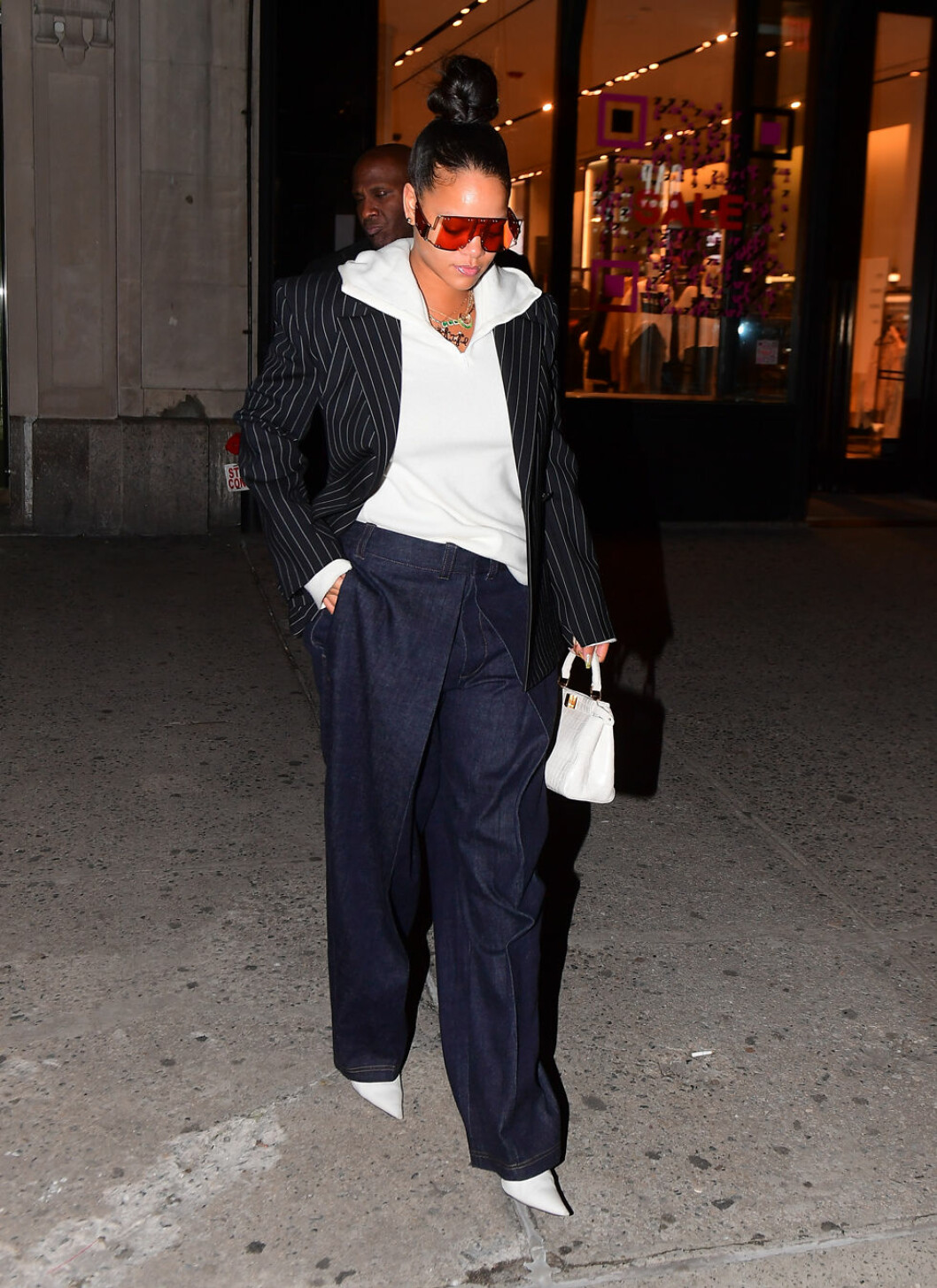 Rihanna i en total look från Fenty, i en cool oversize kavaj och jeans i japansk denim. Vi älskar de krispigt vita accessoarerna Rihanna i en total look från Fenty RohaRihanna i en vit kavaj från sin senaste klädkollektion