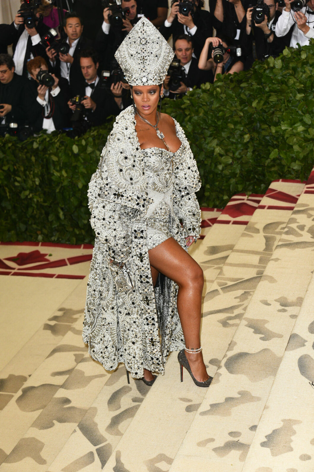 Rihanna i trappan på Met-galan 2018.