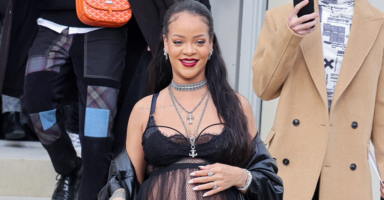 Rihanna i nakenklänning från Dior i Paris