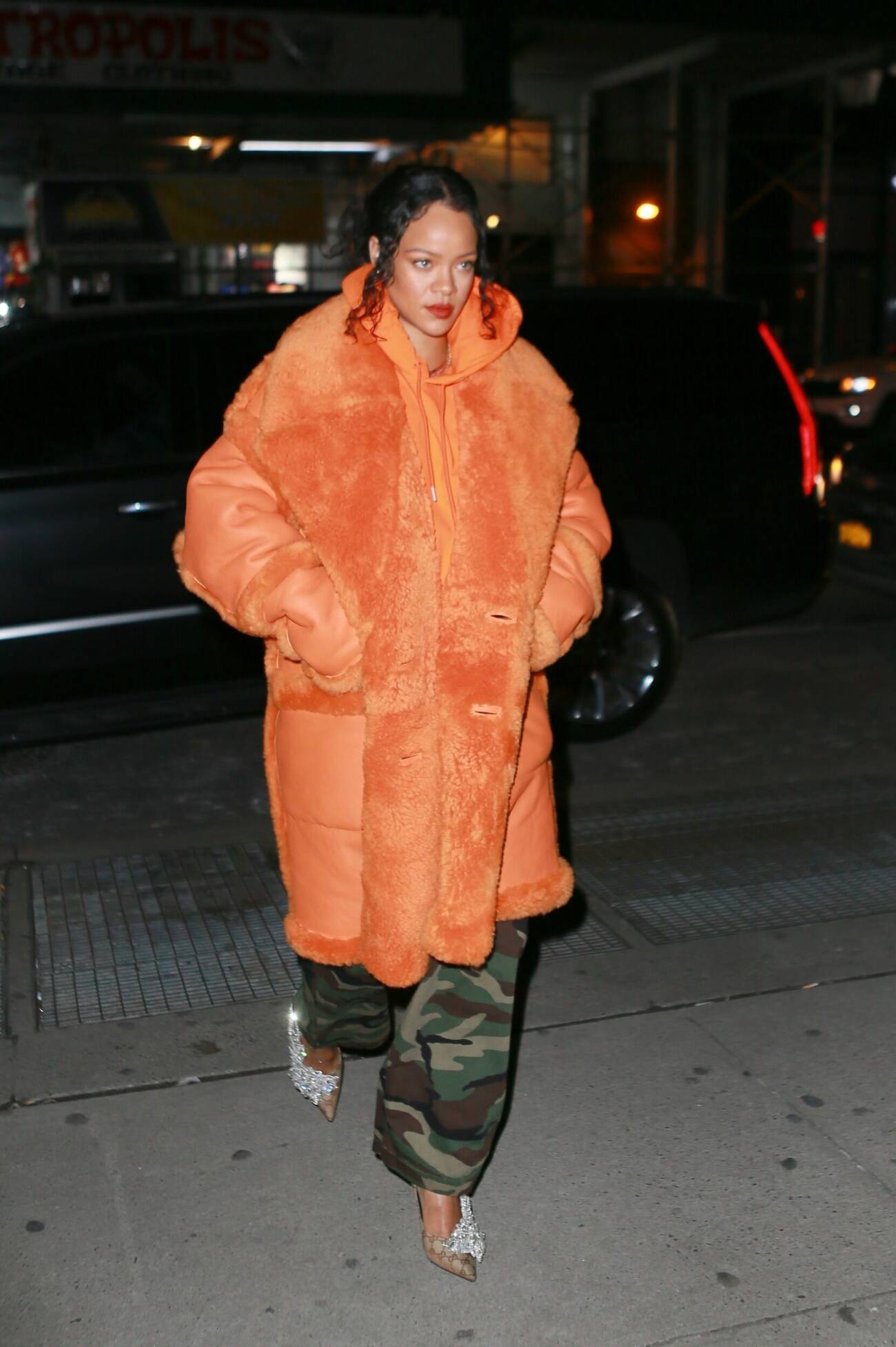 Rihanna i orange vintage Jean Paul Gaultier-kappa