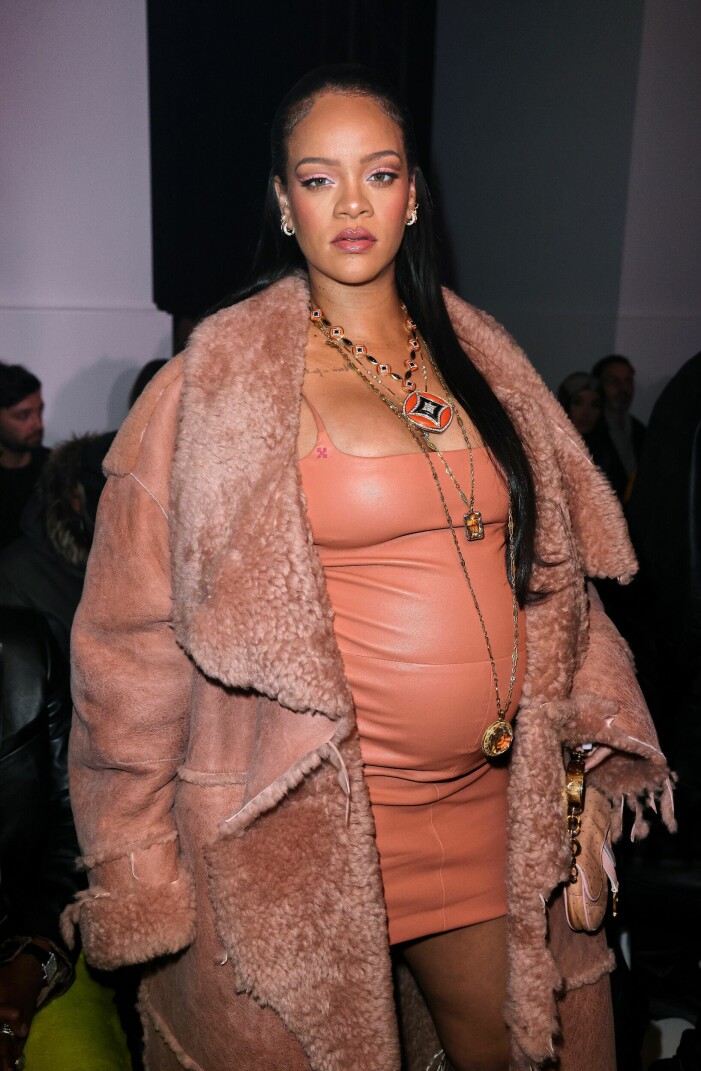 Rihanna front row på Off-Whites visning under Paris Fashion Weeks första dag. Rihanna front row på Off-Whites visning under Paris Fashion Weeks första dag.