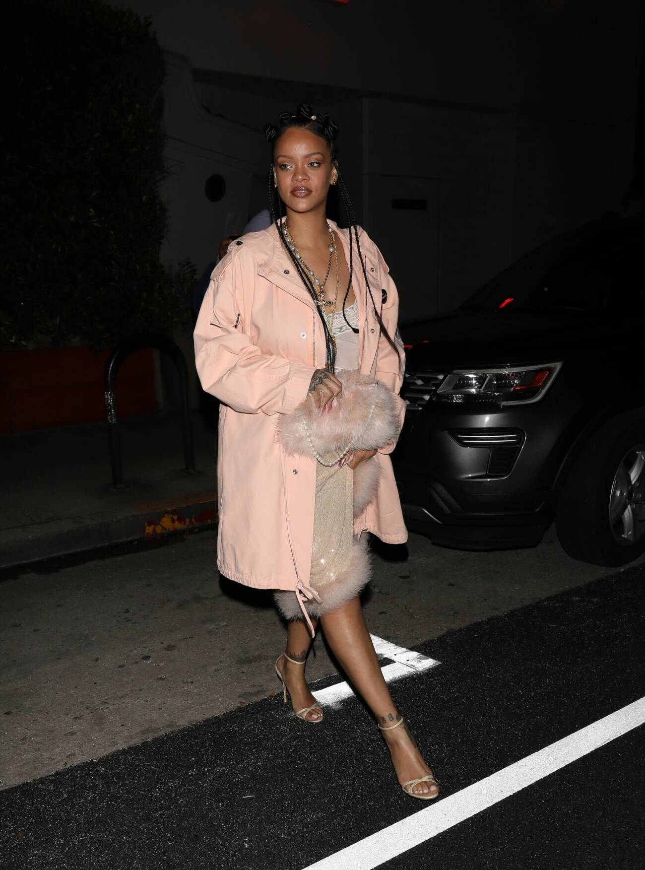 Rihanna i rosa outfit i Santa Monica