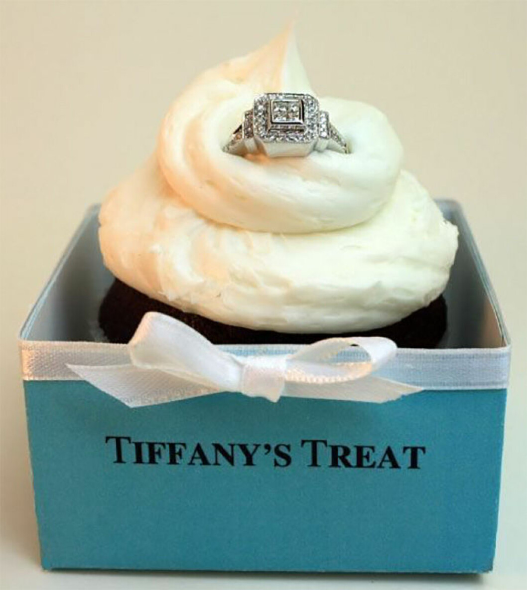 Via: <a href="http://theberry.com/2012/01/17/take-a-berry-break-40-photos-62/" target="_blank" rel="noopener">the berry</a> Förlovningsring i en cupcake.