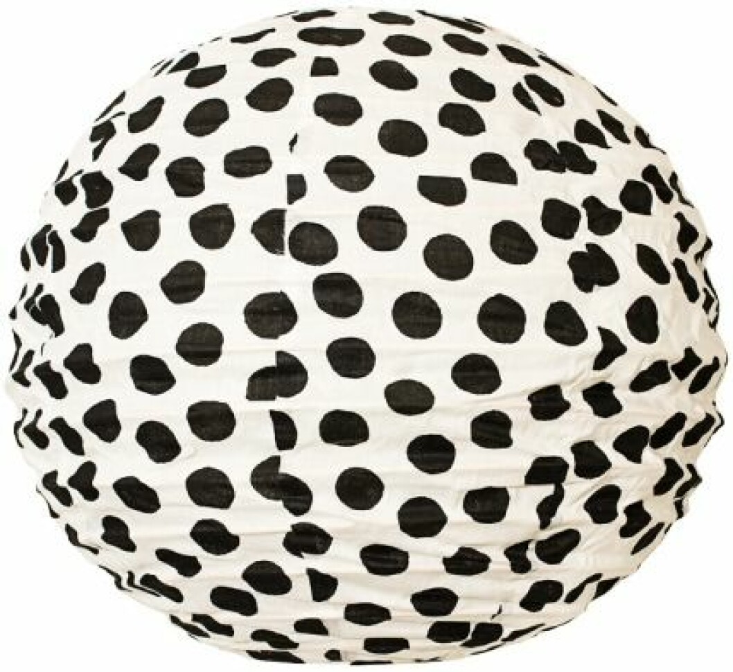 Stora rislampor är i ropet. Blanda flera stycken på olika nivåer eller låt en solitär stjäla all uppmärksamhet. Lampskärm <em>Big Dot</em> i bomull, diameter 50 cm, 550 kr (utan sladd och stålställning), Afro Art. rislampa-mönster_bigdot_70w_268