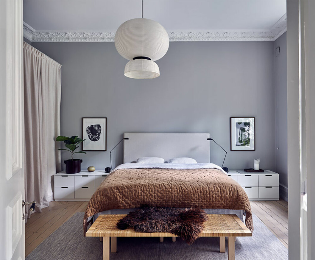 Rislampan är tillbaka i nya former och gärna i storlek större. Foto: Jonas Lundberg Styling: Jonas Brandin för Entrance mäkleri/mäklare: Erika Bergholm Rislampa i vitt papper – en stylingtrend på Hemnet