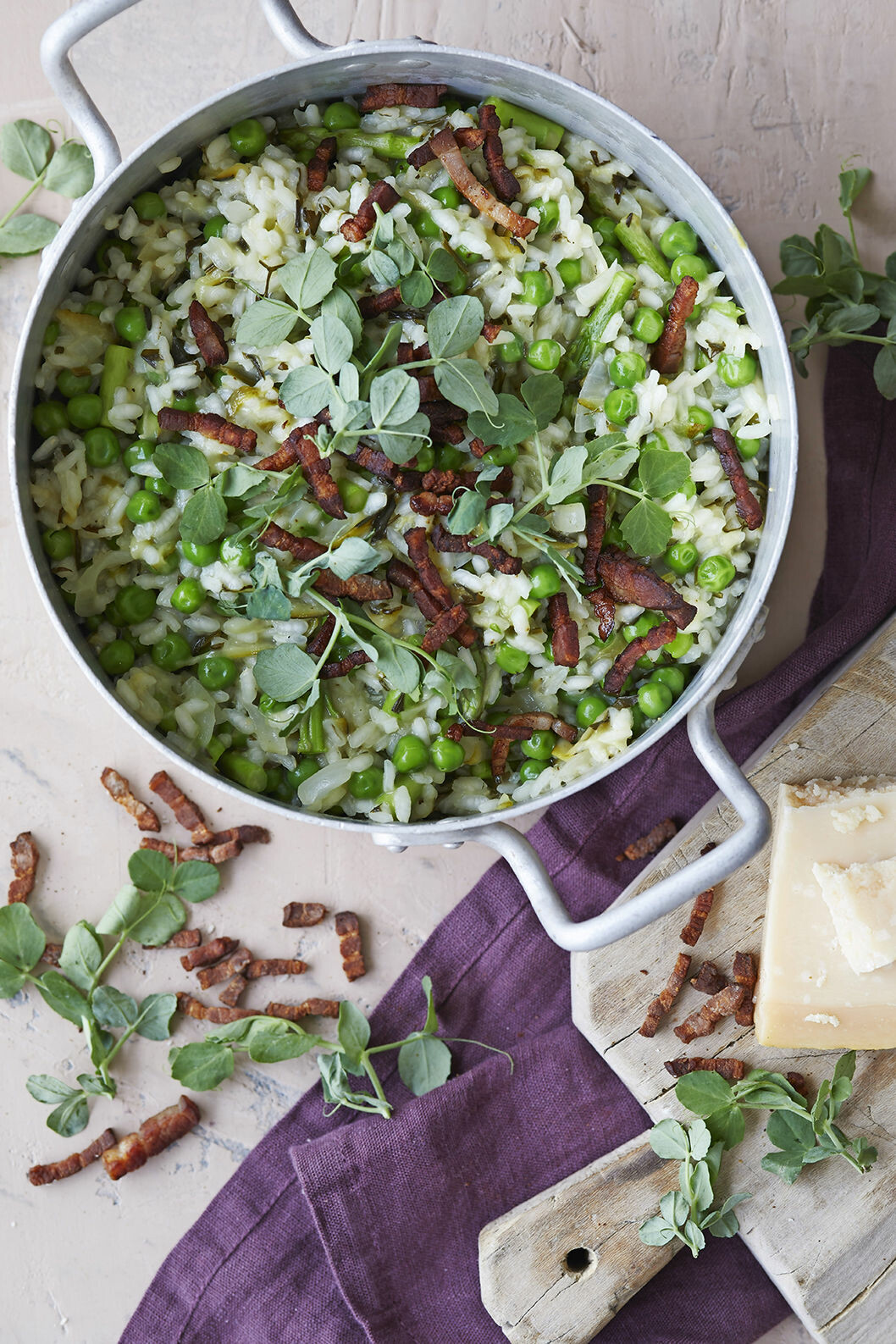 Risotto kryddad med färska örter och bacon. Recept risotto örter