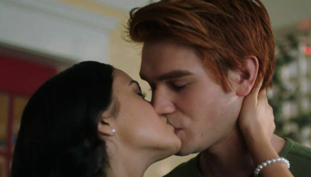 KJ Apa kysser Camila Mendes i Riverdale. Kyssar i . Riverdale