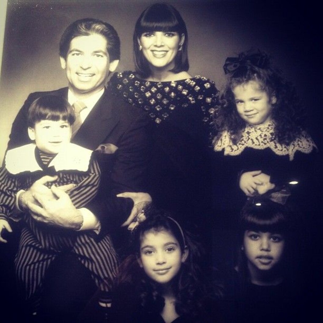 Familjen Kardashian i originalform. Pappa Robert Kardashian med Robert Jr i knät, mamma Kris med Khloé bredvid sig, längst ned i mitten har vi Kim och till höger om henne sitter Kourtney. Robert Kardashian med familj