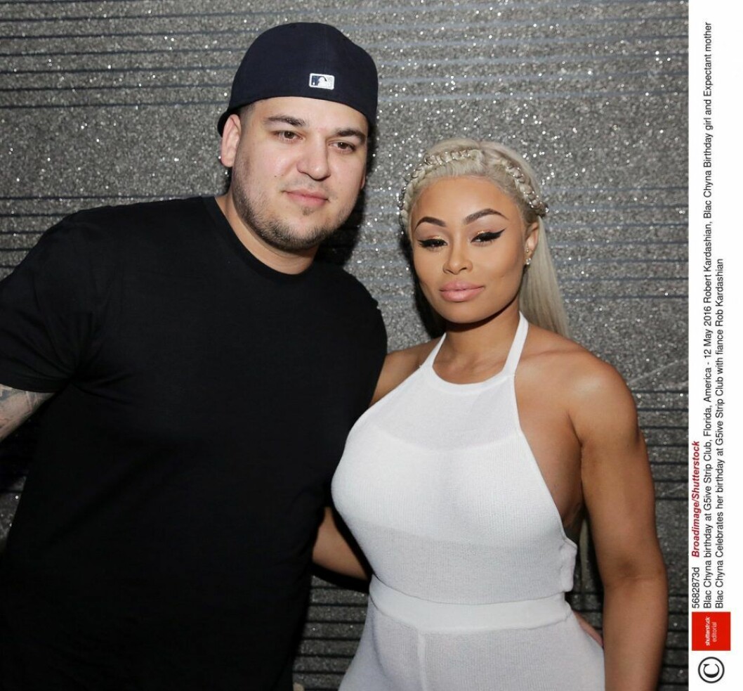 Robert Kardashian och Blac Chyna håller om varandra