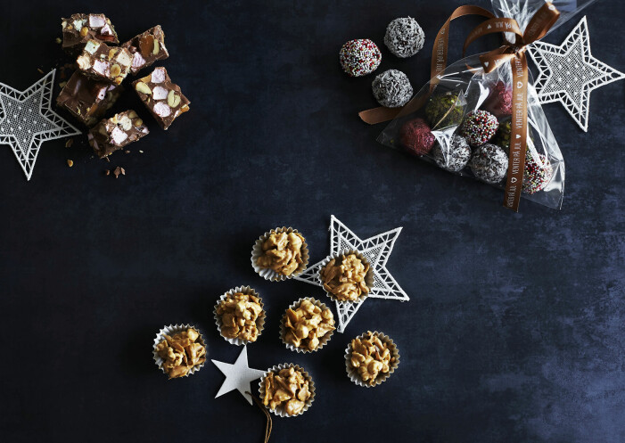 Från vänster: Rocky road, cornflakes- och popcorntoppar och lyxiga havrebollar med vuxensmak. Rocky road, cornflakes- och popcorntoppar och lyxiga havrebollar med vuxensmak.