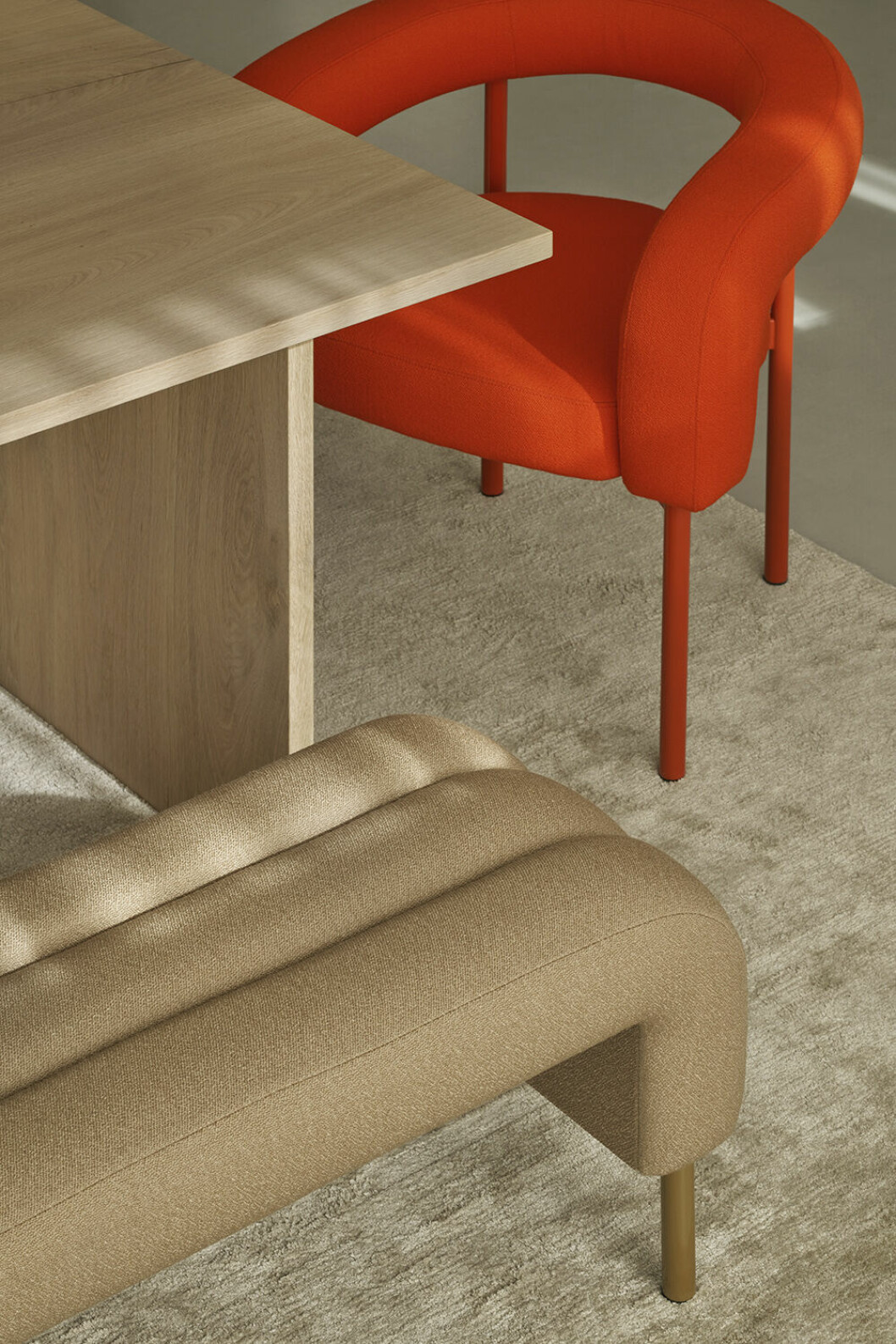 Fåtöljen <em>Boa</em> blir en härlig färgklick intill naturnära neutraler. Foto: Riikka Kantinkoski för Fyra/Lepo Boa fåtölj i rött matchad med beige inredning och trä