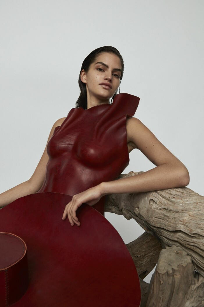 Läderbustier av spillmaterial, 10 000 kr, och läderhatt av spillmaterial, 7 000 kr, Abomé. Röd läderbustier från Abomé