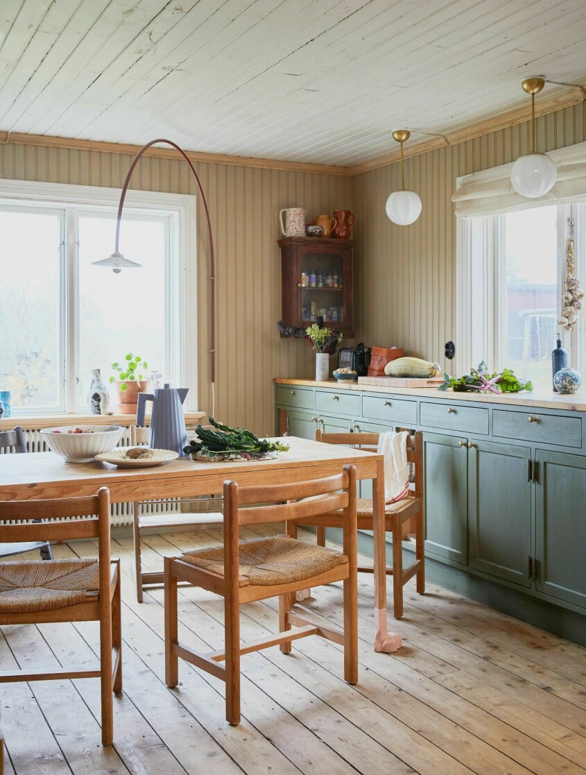Foto: Fanny Rådvik, Styling: Dennis Valencia | Syns i: <a target="_blank" href="https://www.elle.se/decoration/hemma-hos-brita-zackari-och-kalle-pa-garden-i-sormland/8094359">Hem till gården med Brita och Kalle – kika in i charmiga hemmet känt från tv</a> kök med röd lampa från valerie objects