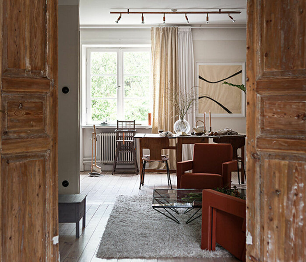 Foto: Johan Spinnell Styling: Hanna Rydman för <a href="https://www.instagram.com/historiskahem/" target="_blank" rel="noopener">Historiska Hem</a> Röda detaljer är en trend på Hemnet 2019