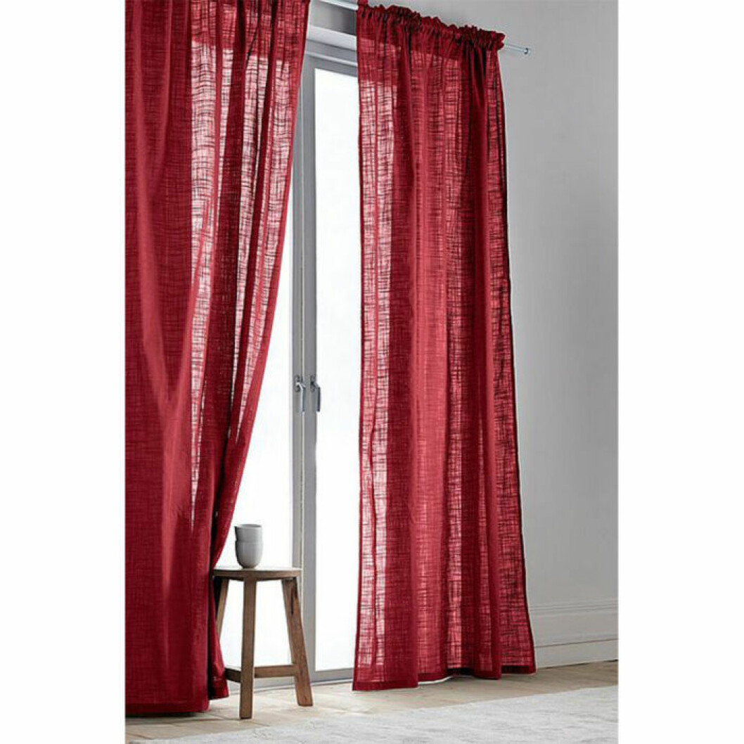 Röd gardin i ekologisk bomull från Jotex. <a href="http://www.awin1.com/cread.php?awinaffid=439039&awinmid=9961&clickref=gardiner&p=https%3A%2F%2Fwww.jotex.se%2Fhilda%2Fhilda-kanallangd-2-pack-ekologisk%2F1039195-08" target="_blank" rel="noopener">Här kan du läsa mer och köpa dem</a>. Röda svagt genomskinliga gardiner