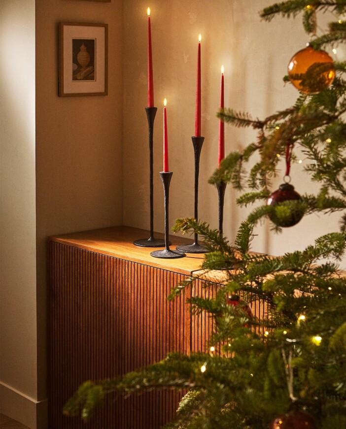Julstämning med röda kronljus. Foto: Zara Home röda kronljus sätter stämning i jul