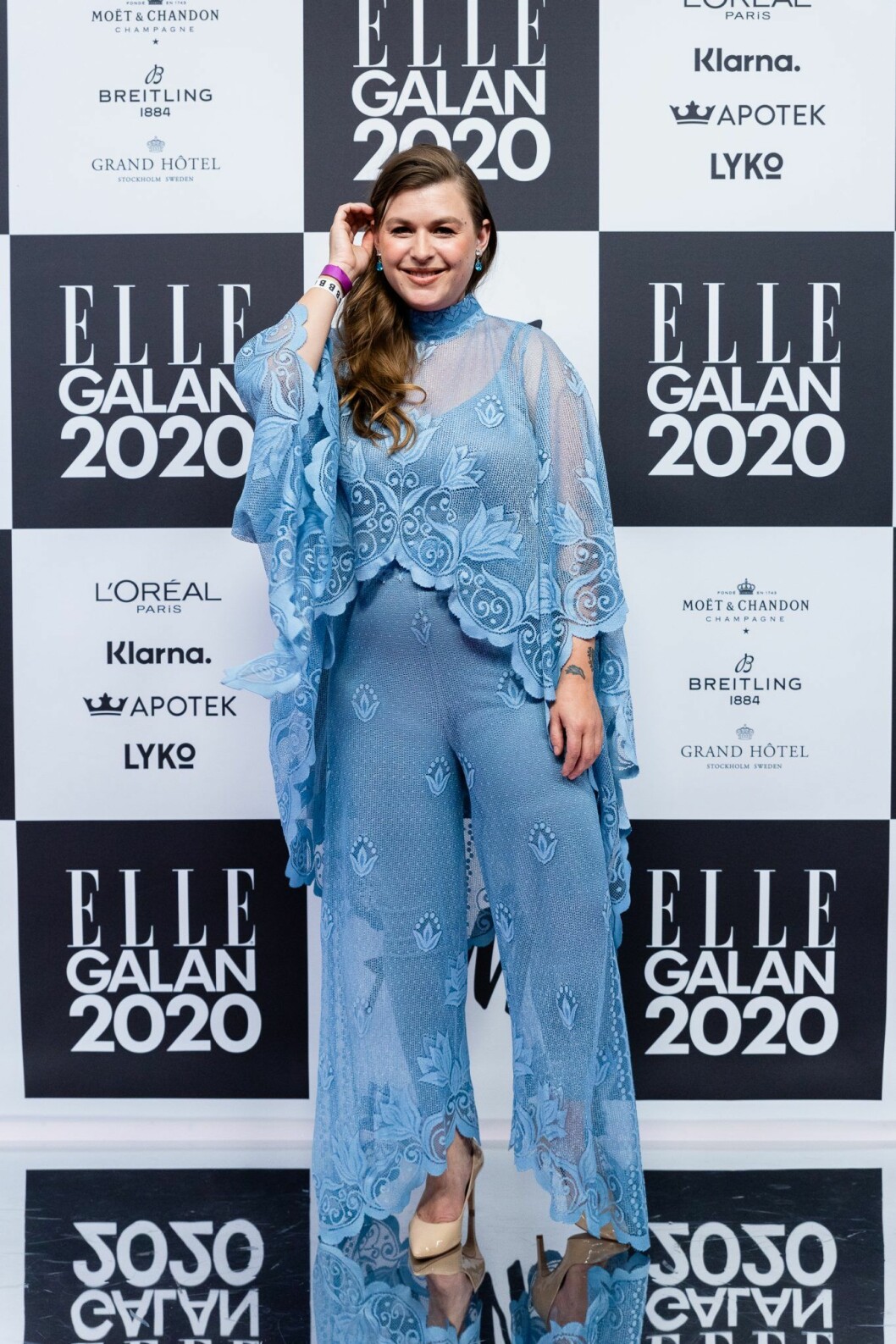 Linnea Henriksson i återvunnet material från en gammal gardin.