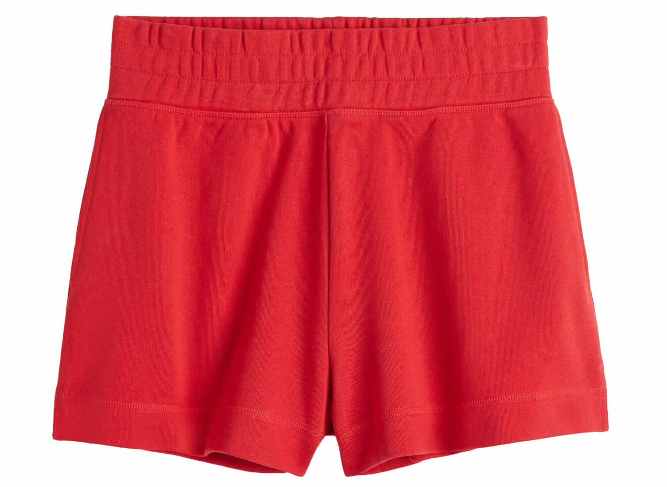 Röda shorts med brett resårband i midjan