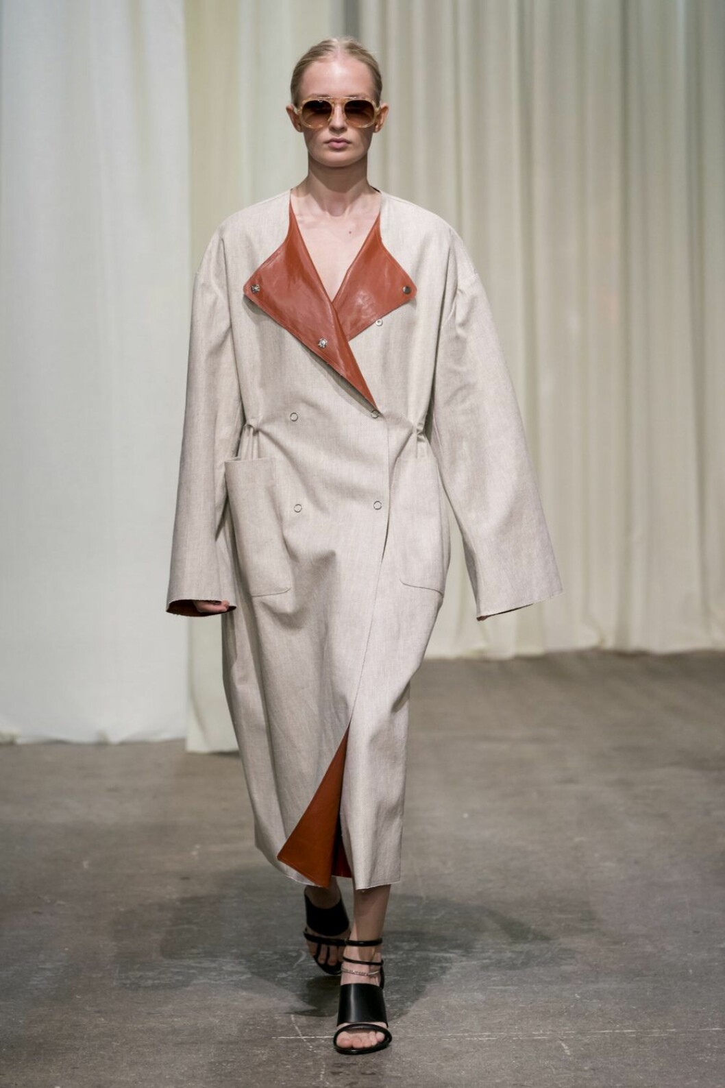 Rodebjer SS20, kappa med skinndetaljer.