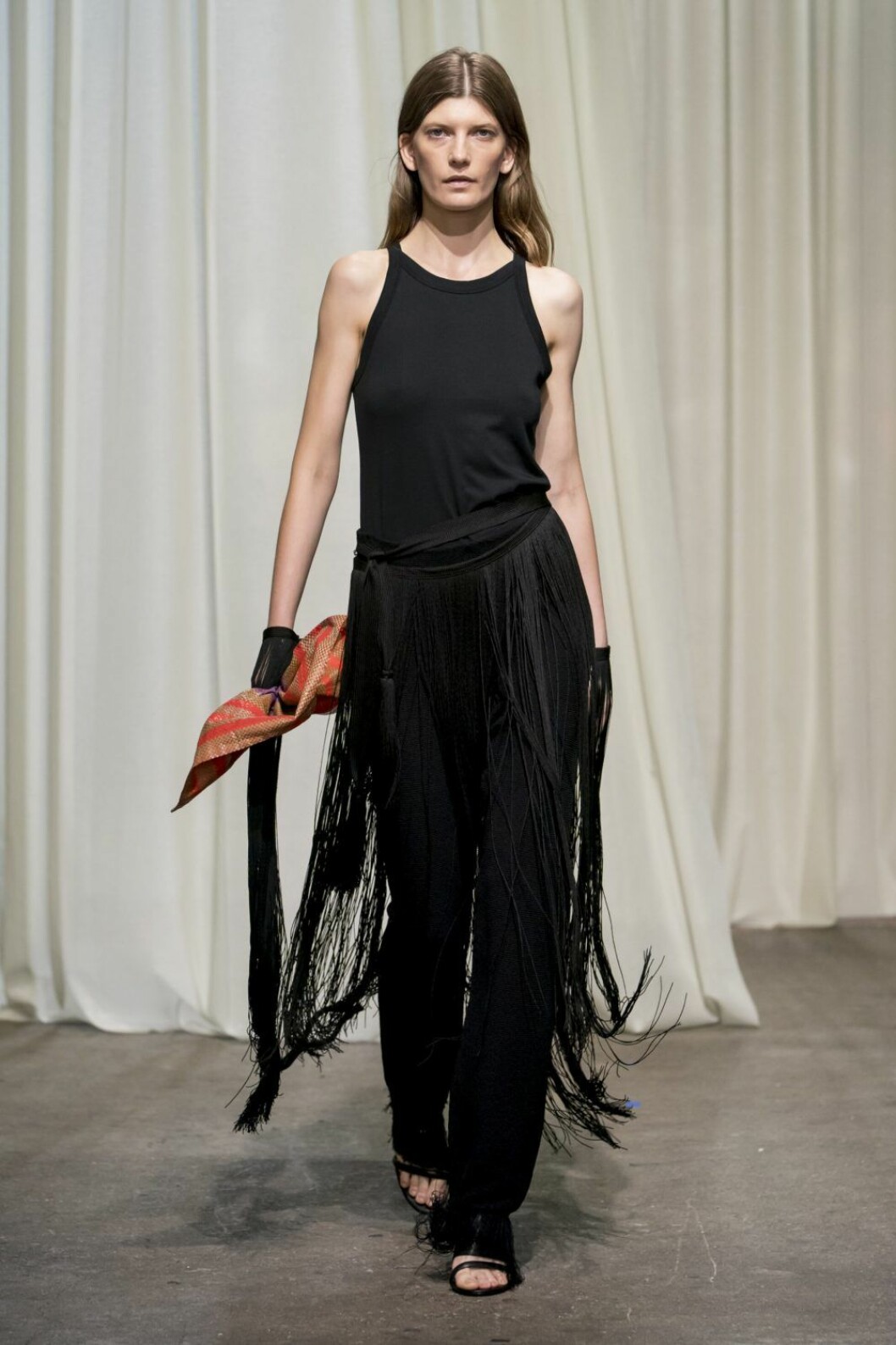 Rodebjer SS20, minimalistisk look i svart med fransar.