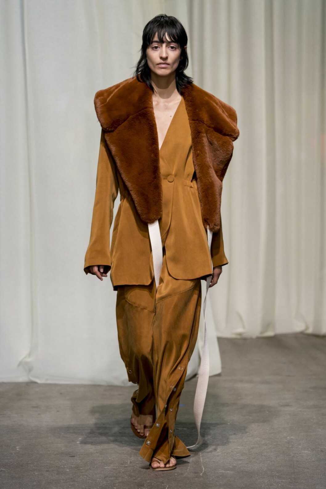 Rodebjer SS20, avslappnat kostymset i terracotta.